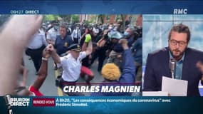 Un chef (blanc) de la police de New York pose un genou a terre devant les manifestants 