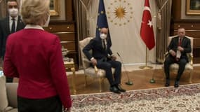 Le président turc Recep Tayyip Erdogan (c) reçoit la présidente de la Commission européenne Ursula von der Leyen (d) et le président du Conseil européen Charles Michel, le 6 avril 2021 à Ankara