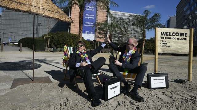 Des militants d'Oxfam se moquent de l'évasion fiscale, à Bruxelles, en 2016.