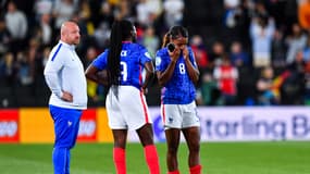 Griedge Mbock et Grace Geyoro après l'élimination des Bleues contre l'Allemagne en demi-finale de l'Euro, le 27 juillet