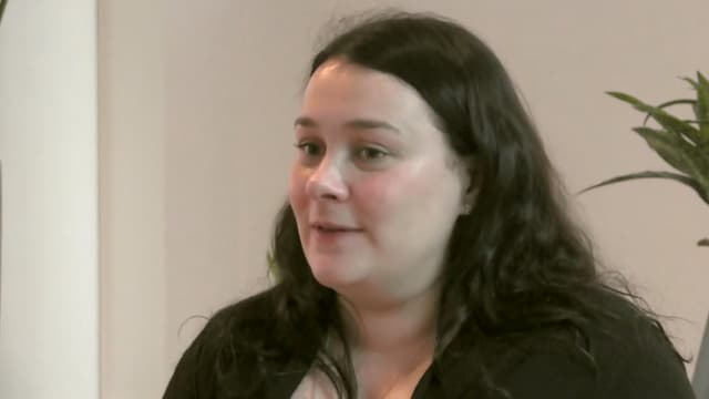 Emily Blaine a révélé le week-end dernier à ses parents qu'elle était depuis deux ans l'auteure de romans Harlequin à succès, après une interview accordée à Ouest France.
