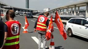 Des employés d'ADP en grève à l'aéroport de Roissy-Charles-de-Gaulle, le 2 juillet 2021
