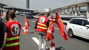 Des employés d'ADP en grève à l'aéroport de Roissy-Charles-de-Gaulle, le 2 juillet 2021