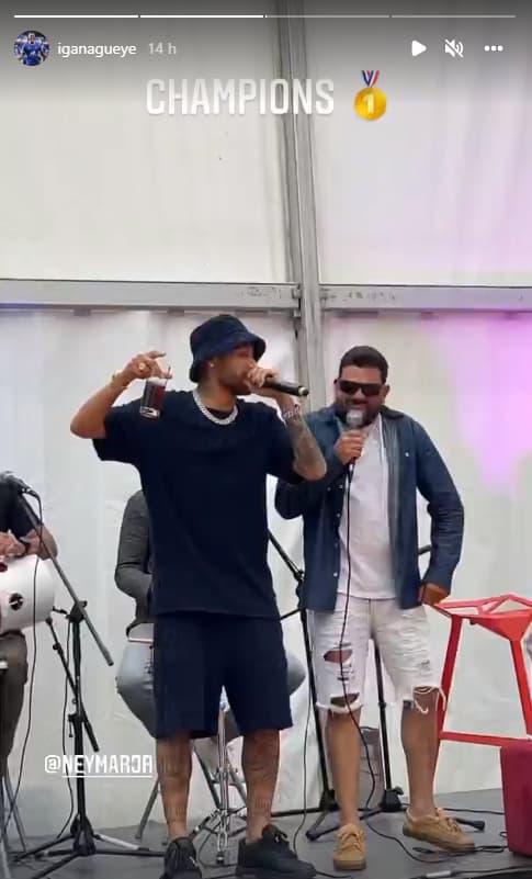 Neymar chante lors de la célébration du titre du PSG.