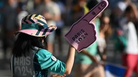 Une bénévole des Jeux olympiques le 28 juillet 2024 à La Défense Arena.
