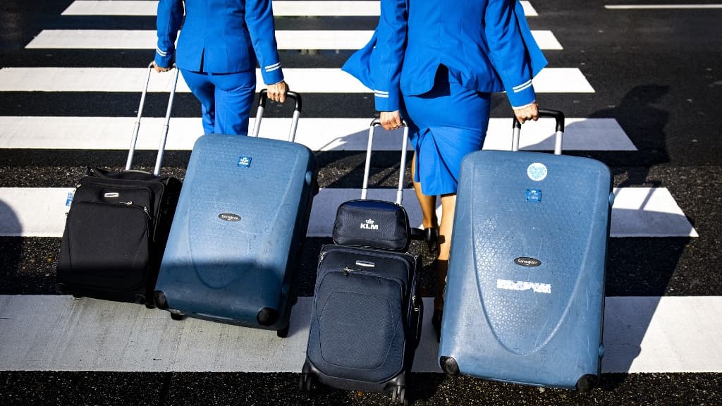 Deux hôtesses de l'air avec leurs bagages à l'aéroport (Photo d'illustration).