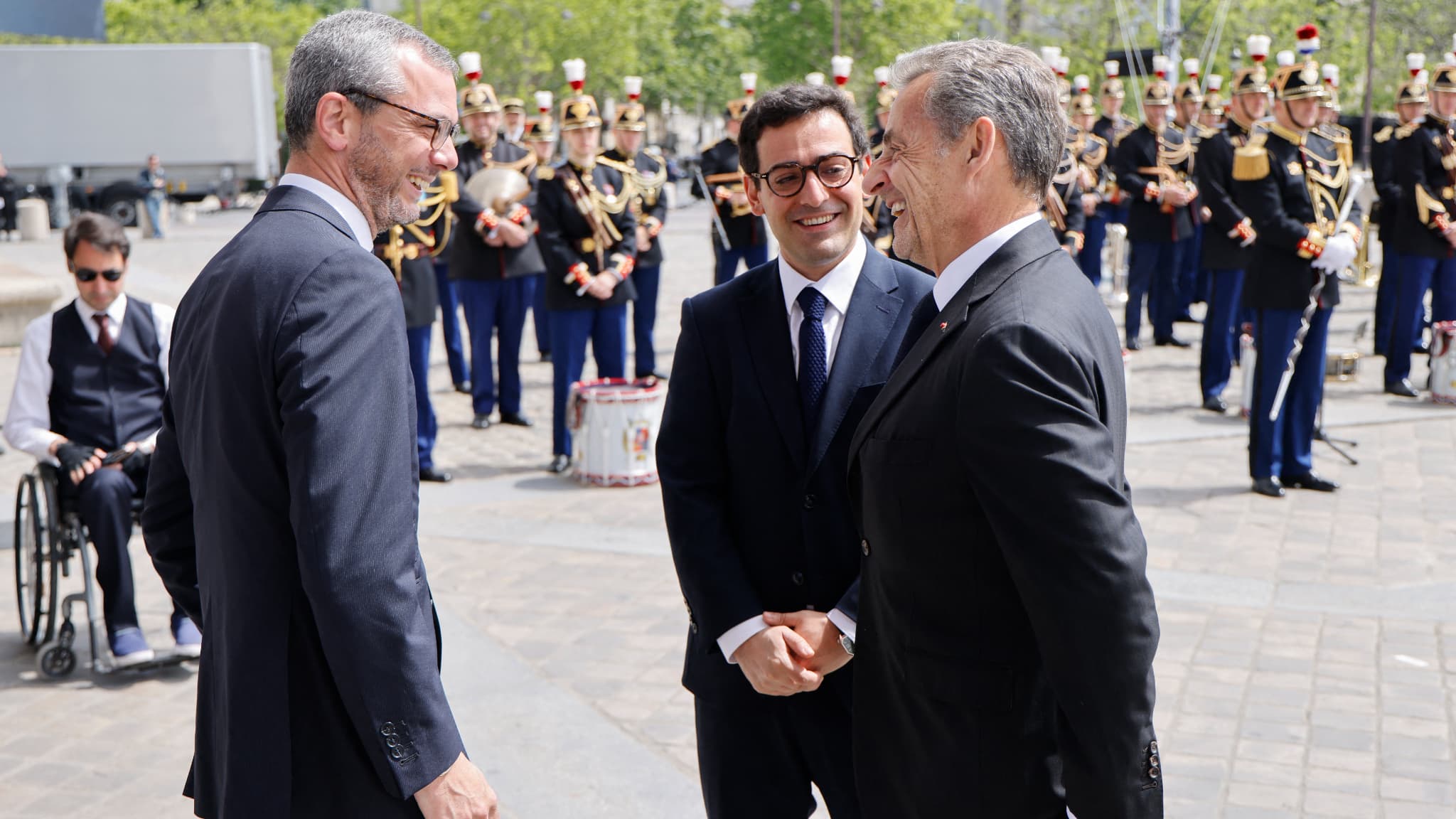 Nicolas Sarkozy (d), Stéphane Séjourné (c), Alexis Kohler (g) sur les Champs Elysées avant le ravivage de la flamme du Soldat inconnu, visite d'Etat de Joe Biden à Paris