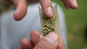 Une personne prépare un joint de cannabis. (Photo d'illustration)