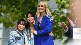 Laeticia Hallyday, veuve de Johnny Hallyday, et les deux filles du couple Jade et Joy pendant l'inauguration de l'Esplanade Johnny à Toulouse, en juin 2019