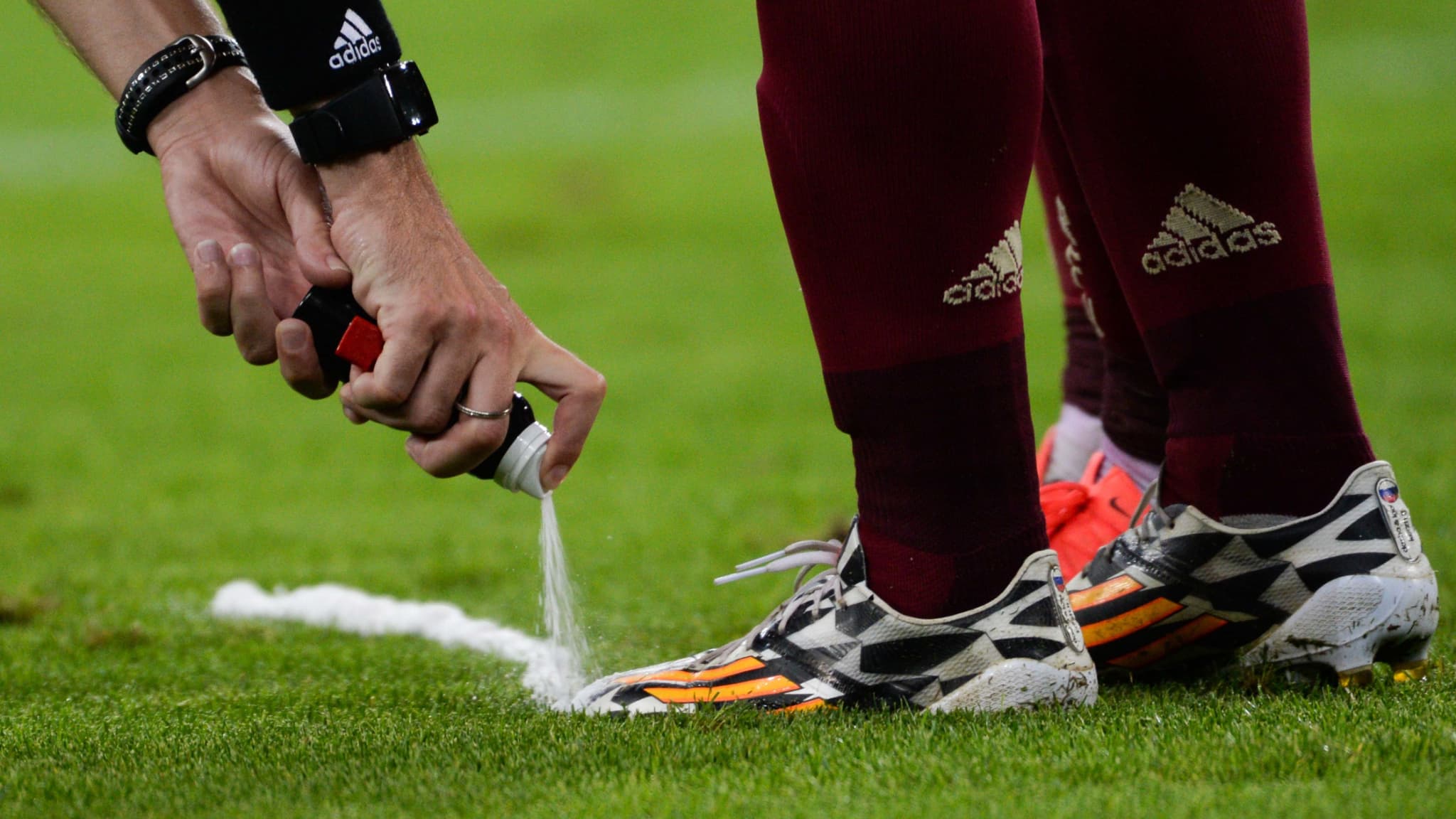 Les inventeurs du spray pour terrains de foot obtiennent 120 millions de la Fifa Les inventeurs du spray pour terrains de foot obtiennent 120 millions de la Fifa
