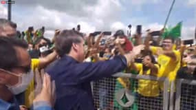 Au Brésil, Jair Bolsonaro s'offre un bain de foule en pleine pandémie de coronavirus