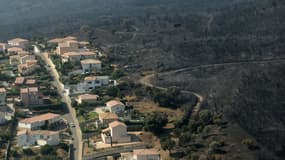 Une vue aérienne montrant la végétation ravagée non loin des habitations de Biguglia, en Haute-Corse, le 25 juillet 2017.