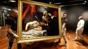 La toile attribuée au Caravage et représentant Judith décapitant Holopherne exposée le 14 juin 2019 à l'hôtel Drouot à Paris en prévision de sa vente aux enchères le 27 juin à Toulouse.
