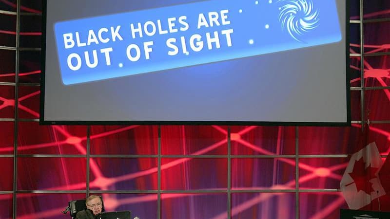 Conférence de Stephen Hawking au Canada, en juin 2010. L'université de Cambrige a fêté dimanche en son absence les 70 ans du célèbre physicien, considéré comme le plus brillant depuis Albert Einstein. /Photo d'archives/REUTERS/Sheryl Nadler