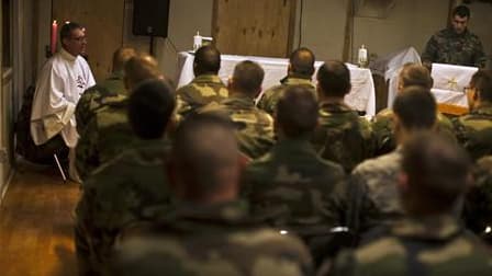 Militaires français lors d'une messe de Noël à Camp Phoenix, à Kaboul, en Afghanistan. Le ministre français de la Défense, Alain Juppé, s'est rendu samedi à Kaboul pour rendre visite aux troupes françaises à l'occasion des fêtes de Noël. /Photo prise le 2