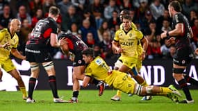 Matthias Haddad (La Rochelle) plaqué par un Toulousain le 15 septembre 2024.