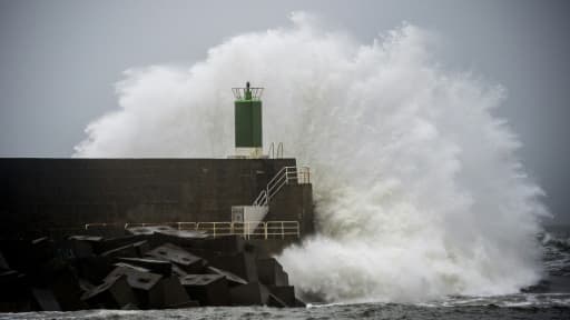 Fortes vagues sur la jetée du port d'A Guarda durant la tempête Fabien, le 21 décembre 2019 en Espagne