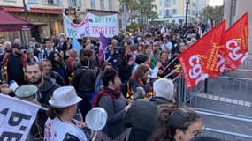 Un concert de casseroles mené par des dizaines de manifestants place Massena à Nice lors du discours d'Emmanuel Macron le lundi 17 avril 2023.