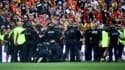 L'intervention des forces de l'ordre après que des supporters ont envahi la pelouse du stade Bollaert samedi 18 septembre à la mi-temps de la rencontre entre Lens et Lille (1-0) dans le cadre de la 6e journée de Ligue 1