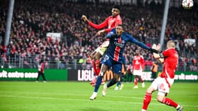 Abdoulaye Niakhaté N’diaye de Brest, au duel avec Nuno Mendes (PSG) le 1er février 2025
