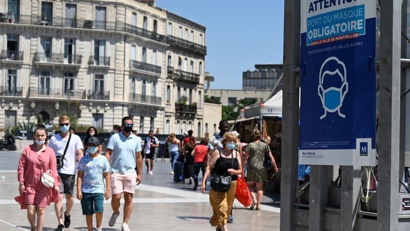 Des passants dans les rues de Montpellier où le masque est de nouveau obligatoire à l'extérieur le 27 juillet 2021.