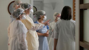 Des soignants dans un hôpital à Tours le 31 mars dernier.