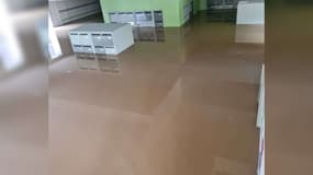 Le hall d'un bâtiment du campus Vallée de l'université de Paris-Saclay, inondé le jeudi 10 octobre 2024.
