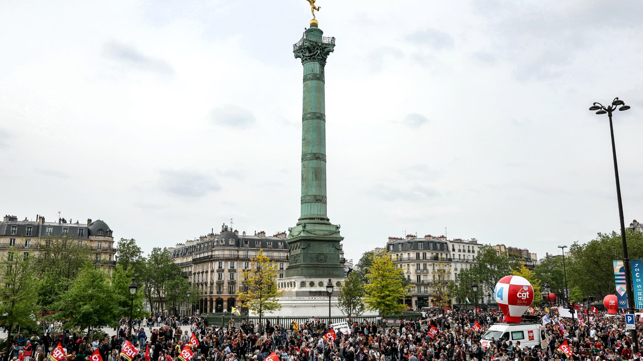 Les manifestants sur la place de la Bastille lors de la manifestations du 1er mai 2024, à Paris. Les manifestants sur la place de la Bastille lors de la manifestations du 1er mai 2024, à Paris.