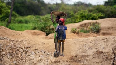 Des enfants qui travaillent dans une mine d'or en Centrafrique, en 2014.