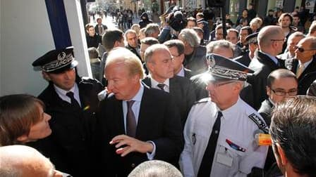 Le ministre de l'Intérieur Brice Hortefeux, venu inspecter mercredi les dégâts provoqués à Lyon, a été insulté et hué par des dizaines de jeunes. Trois personnes ont été interpellées par la police. /Photo prise le 20 octobre 2010/REUTERS/Robert Pratta