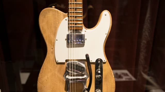 La Fender Telecaster de 1965 appartenait à Robbie Robertson, guitariste de Bob Dylan.