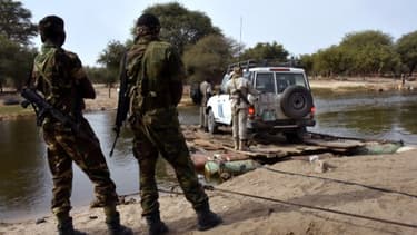 Des soldats Tchadiens regardent une voiture de Nations unies, le 27 janvier 2015