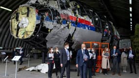 Les juges néerlandais devant l'épave reconstituée de l'avion du vol MH17 abattu en 2014 au-dessus de l'Ukraine par un missile sol-air russe, avec 298 personnes à bord
