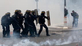 Des CRS lors d'une manifestation contre le réchauffement climatique à Paris en novembre 2015