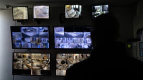 Un policier regare les images des caméras de surveillance du Centre de rétention administrative (CRA) pour migrants de Paris-Vincennes, le 2 novembre 2023
