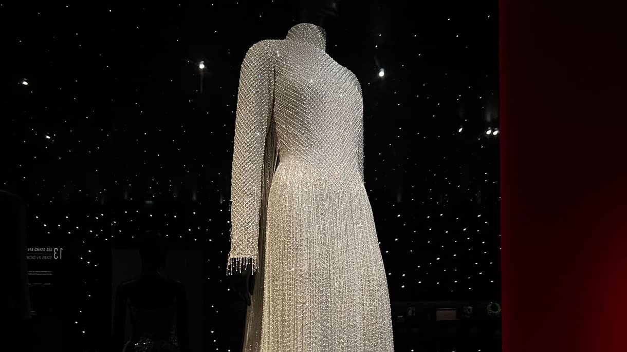 La robe portée par Céline Dion lors de la cérémonie d'ouverture exposée à la Galerie Dior à Paris