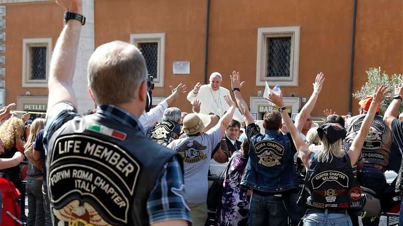 Le pape François a béni dimanche un rassemblement de plusieurs centaines de fans de Harley-Davidson venus à moto place Saint-Pierre assister à la messe hebdomadaire en plein air. /Photo prise le 16 juin 2013/REUTERS/Stefano Rellandini