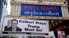 Des dizaines de manifestants anti-Trump devant le Ed Sullivan Theater, siège du "Late Show with Stephen Colbert", à New York, le 21 juillet
