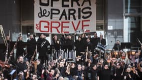 Mobilisés contre la réforme des retraites, les musiciens de l'Opéra de Paris ont donné un concert gratuit et public, le 31 décembre 2019