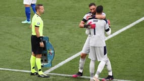 L'embrassade entre Gianluigi Donnarumma et Salvatore Sirigu