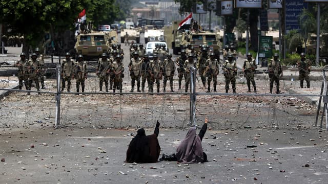 Des partisanes de l'ancien président Mohamed Morsi participent au sit in devant la Garde républicaine, au Caire, ce lundi.