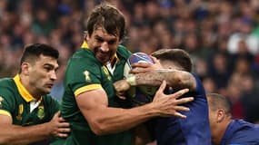 Le Sud-Africain Eben Etzebeth avance avec le ballon lors du quart de finale du Mondial contre la France
