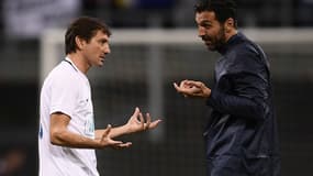 Gianluigi Buffon en discussions avec Leonardo, l'ancien joueur du PSG, lundi soir à Milan