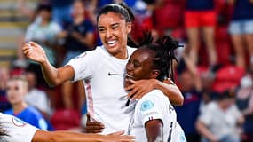 Melvine Malard félicitée par ses coéquipières de l'équipe de France, le 18 juillet 2022