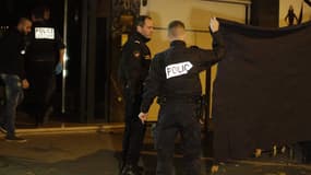 Des policiers, vendredi soir, au pied du domicile parisien du photographe David Hamilton.