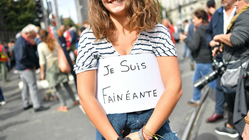 Une manifestante arbore une pancarte "Je suis fainéante" lors de la manifestation contre la réforme du droit du travail, le 12 septembre 2017 à Nantes.