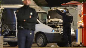 La camionnette qui a foncé sur la foule, lundi soir, à Nantes, inspectée par la police.