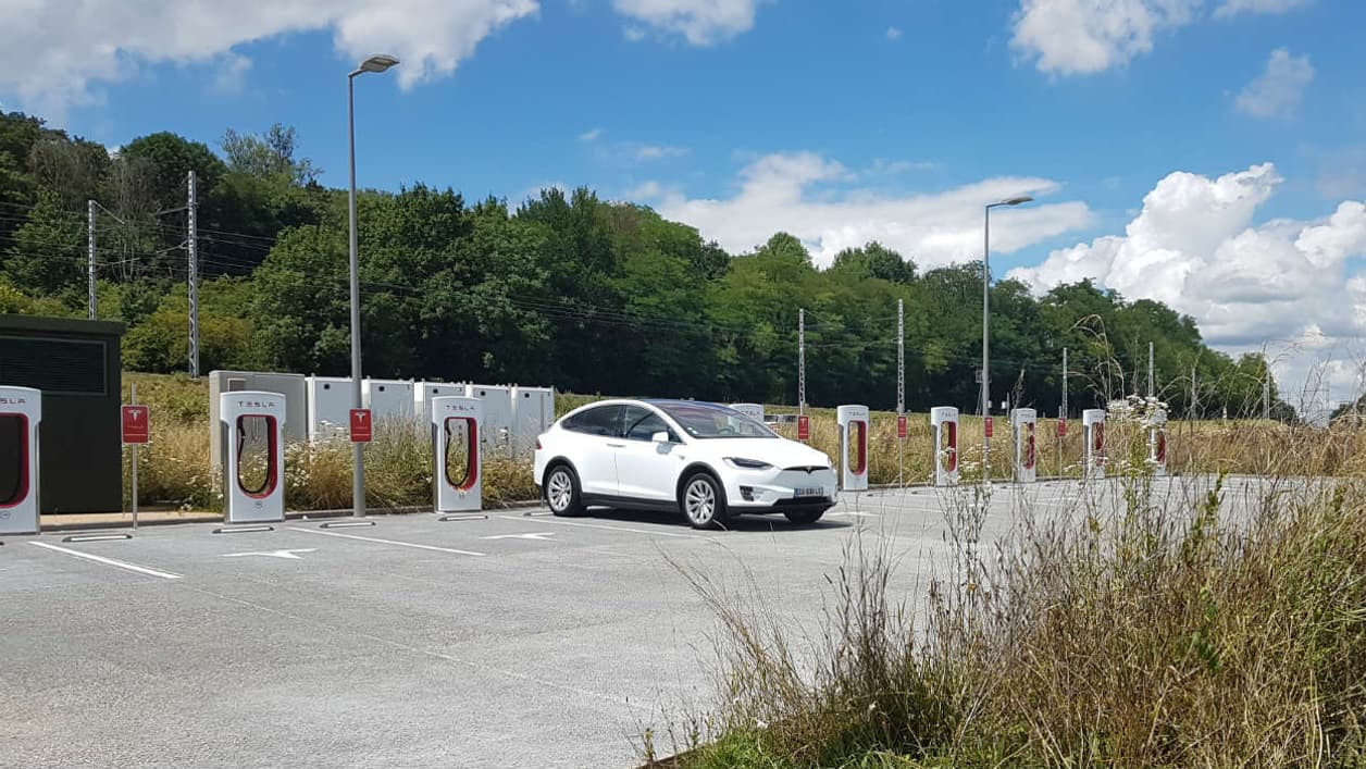 Le Model X aux superchargeurs de Mâcon Le Model X aux superchargeurs de Mâcon