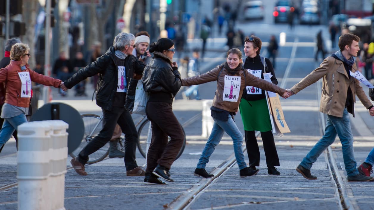 Une chaîne humaine à Marseille pour la Cop21, le 29 novembre 2015.
