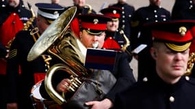 Des membres de la fanfare des Grenadier Guards de l'armée britannique participent à une répétition en vue d'une cérémonie spéciale de relève de la garde, à Londres, le 5 avril 2024, à l'occasion du 120e anniversaire de l'Entente cordiale. 